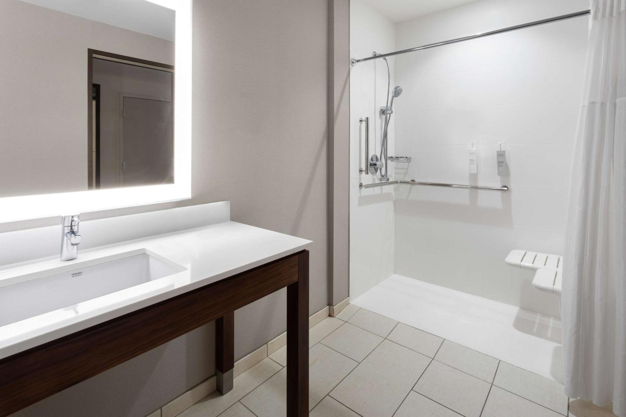 Hampton Inn By Hilton Nashville Airport Century Place Экстерьер фото