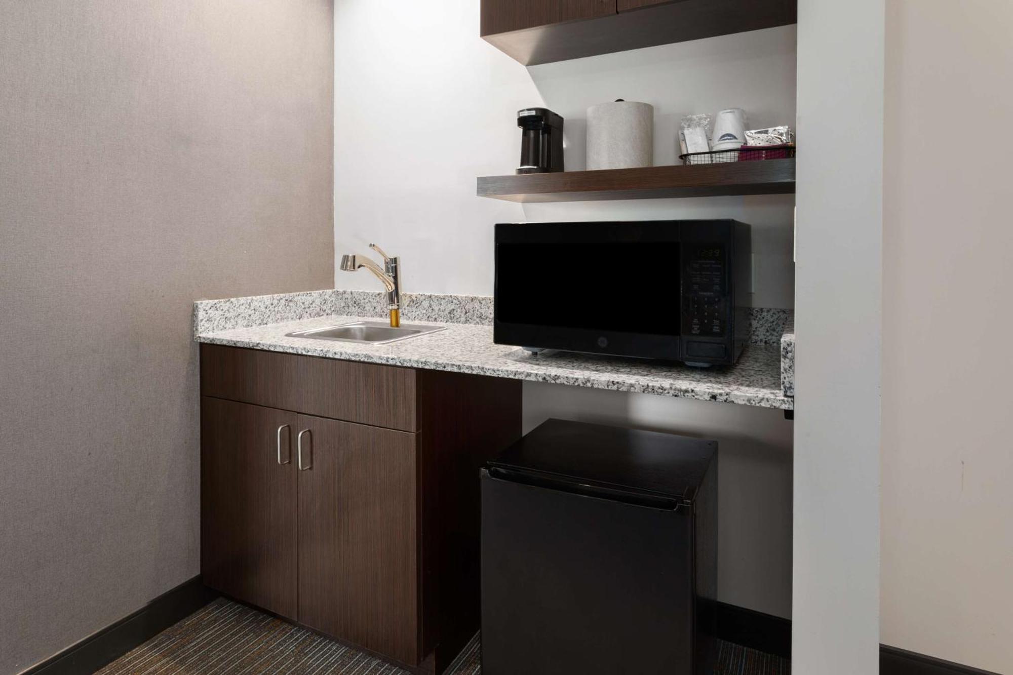 Hampton Inn By Hilton Nashville Airport Century Place Экстерьер фото